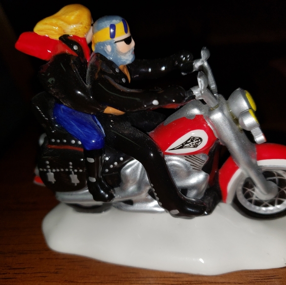 **SOLD** Dept 56 Harley Davidson Christmas Village - Picture 3 of 4